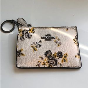 coach wallet that is in amazing condition !